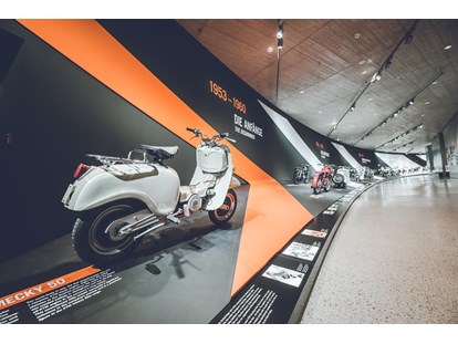 Ausflug mit Kindern - barrierefrei - Öppling - In der KTM Motohall erlebst du Innovation und Technologie, die Geschichte von Europas größtem Motorrad-Hersteller, sowie die Motorräder und Abenteuer unserer Motorsporthelden hautnah. - KTM Motohall