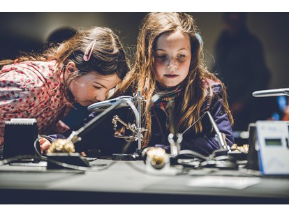 Ausflug mit Kindern - Waidach (Nußdorf am Haunsberg) - Kinder und Jugendliche von 6- bis 18 Jahren können sich auf Workshops (unter Voranmeldung) im Innovation Lab freuen. Learning by doing: Bei uns erhältst du Basiswissen in den Bereichen Elektrotechnik, 3-D- und digitaler Gestaltung.  - KTM Motohall