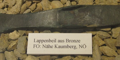 Trip with children - Themenschwerpunkt: Spielen - Bad Vöslau - Ein Bronze-Lappenbeil (Bronzezeit) aus dem Raum Kaumberg, NÖ. (Foto M. Götzinger) - Wienerwaldmuseum Eichgraben