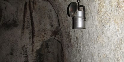 Ausflug mit Kindern - Waitzendorf (St. Pölten) - In der nachgebauten Höhle ("KuMst-Höhle") im Museum (Foto M. Götzinger)  - Wienerwaldmuseum Eichgraben