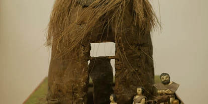Ausflug mit Kindern - Witterung: Schönwetter - Schwechat - Modell einer jungzeinzeitlichen Wohngrube; © LEMU, Foto schultz+schultz - LEMU - LANGENZERSDORF MUSEUM