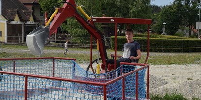 Ausflug mit Kindern - Höhendorf - Hydraulischer Minibagger mit Joystick-Steuerung - Kinderparadies Wirtshaus zur Minidampfbahn