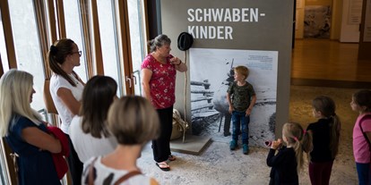 Ausflug mit Kindern - Mals - 
Mit sechs Jahren mussten die Kinder aus dem Vinschgau in das Schwabenland für ein halbes Jahr zum Arbeiten gehen - verkauft am Kindermarkt in Ravensburg an reiche schwäbische Bauersfamilien. - Vintschger Museum