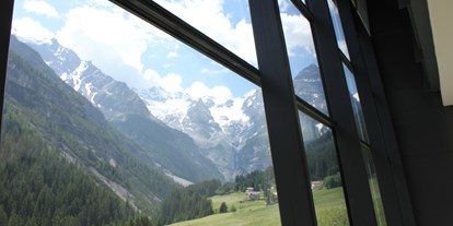 Ausflug mit Kindern - Themenschwerpunkt: Tiere - Trentino-Südtirol - Ausblick aus dem Besucherzentrum naturatrafoi des Nationalparks Stilfserjoch - Nationalparkhaus naturatrafoi