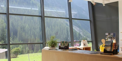 Ausflug mit Kindern - Dauer: mehrtägig - Trentino-Südtirol - Ausblick aus dem Besucherzentrum naturatrafoi des Nationalparks Stilfserjoch - Informationspunkt und Shop - Nationalparkhaus naturatrafoi