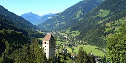 Trip with children - Sarnthein Bozen Südtirol - Jaufenburg mit Blick über das Tal  - Jaufenburg