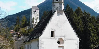 Ausflug mit Kindern - Tschars - Kirche zum Heiligen Kreuz unterhalb der Jaufenburg, spätgotischer Bau, von den Herren der Jaufenburg in Auftrag gegeben. - Jaufenburg
