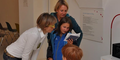 Trip with children - Wolkenstein - Gröden - Interessierte Besucherinnen - Pharmaziemuseum Brixen