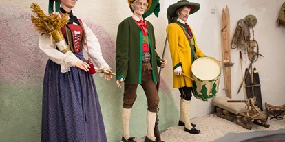 Ausflug mit Kindern - Villnöss Südtirol Italien - Trachtenbekleidung der verschiedenen Vereine im Dorf - Museum Steinegg