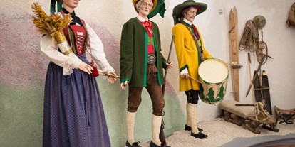 Ausflug mit Kindern - Witterung: Schönwetter - Karneid - Trachtenbekleidung der verschiedenen Vereine im Dorf - Museum Steinegg