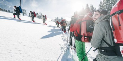 Ausflug mit Kindern - Winterausflugsziel - Roßleithen - Die Rodel als Rucksack am Rücken - Abenteuer Management - Naturerlebnis pur