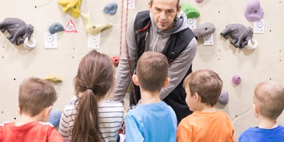 Ausflug mit Kindern - Ausflugsziel ist: eine Sportanlage - Troß - Kletterhalle Linz-Auwiesen