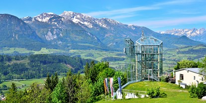 Ausflug mit Kindern - barrierefrei - Roßleithen - Der Nationalpark Panoramaturm Wurbauerkogel, im Hintergrund das Warscheneck Bergmassiv in Oberösterreich. - Nationalpark Panoramaturm Wurbauerkogel