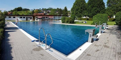 Ausflug mit Kindern - Ausflugsziel ist: ein Bad - Oberösterreich - Becken - Tiefe Seite mit den 3 Sprungtürmen - Familienfreundliches Freibad im Naturparkt Obst-Hügel-Land