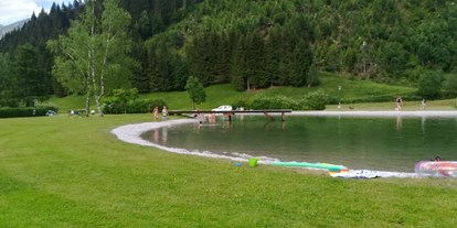 Ausflug mit Kindern - Ausflugsziel ist: ein Freizeitpark - Österreich - Kleine schmucke Freizeitanlage im Zentrum von Donnersbachwald. Neben einer großen Liegewiese steht auch noch ein Spielplatz und Beachvolleyballplatz zur Verfügung. Unmittelbar neben dem Badeteich befindet sich auch ein Biotop zum Fischen. - Freizeitanlage Donnersbachwald