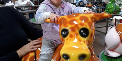 Ausflug mit Kindern - Alter der Kinder: 1 bis 2 Jahre - Schönegg (Leibnitz) - Klara mit dem Kleinkinder Elektroauto - Tier-, Wild- und Spielpark Preding