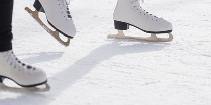Ausflug mit Kindern - Witterung: Schnee - Klausen (Trentino-Südtirol) - Symbolbild für Ausflugsziel Eisplatz Stilfes. Keine korrekte oder ähnlich Darstellung! - Eisplatz Stilfes