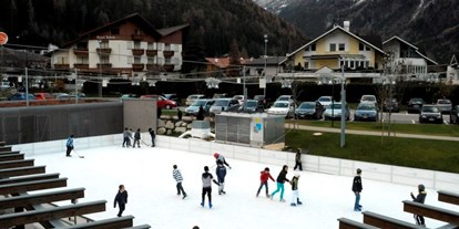 Ausflug mit Kindern - Themenschwerpunkt: Eislaufen - Trentino-Südtirol - Kunsteislaufplatz im Zentrum von  Sand in Taufers. - Kunsteislaufplatz Sand in Taufers