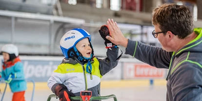 Ausflug mit Kindern - Witterung: Kälte - Welschnofen - Auch für Anfänger kein Problem - Eislaufhilfen sind genügend vorhanden - Eislaufen im Eisstadion Ritten Arena