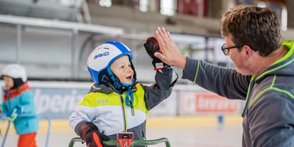 Ausflug mit Kindern - Alter der Kinder: 6 bis 10 Jahre - Karneid - Auch für Anfänger kein Problem - Eislaufhilfen sind genügend vorhanden - Eislaufen im Eisstadion Ritten Arena