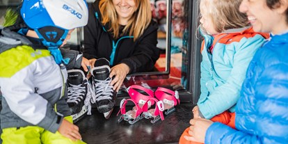 Ausflug mit Kindern - Umgebungsschwerpunkt: Land - Feldthurns - Schlittschuhverleih von Größe 27 bis 46 - Eislaufen im Eisstadion Ritten Arena