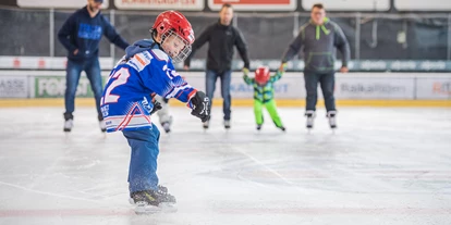 Ausflug mit Kindern - Wolkenstein - Gröden - Spass für die ganze Familie - Eislaufen im Eisstadion Ritten Arena