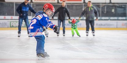 Ausflug mit Kindern - indoor - St. Christina - Gröden - Spass für die ganze Familie - Eislaufen im Eisstadion Ritten Arena