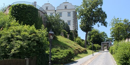 Ausflug mit Kindern - sehenswerter Ort: Garten - Sprögnitz - Aufgang zum Schloss - Schloss Weitra