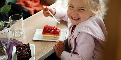 Ausflug mit Kindern - Gastronomie: kinderfreundliches Restaurant - Niederösterreich - Im Heurigenwaggon ist für das leibliche Wohl gesorgt - Bahnerlebnis Reblaus Express