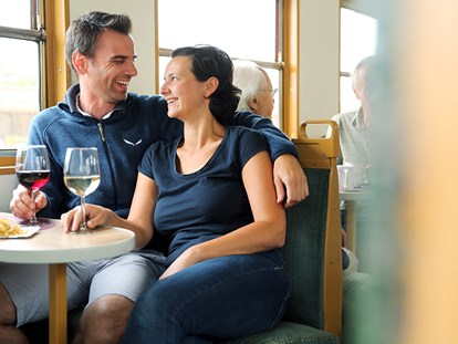Ausflug mit Kindern - Groß - Genießen Sie regionale Weine im Heurigenwaggon - Bahnerlebnis Reblaus Express