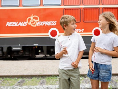 Ausflug mit Kindern - Gastronomie: kinderfreundliches Restaurant - Bahnerlebnis Reblaus Express