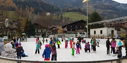Trip with children - Winterausflugsziel - Kunsteisplatz St.Martin der ideale Treffpunkt für Jung und Alt