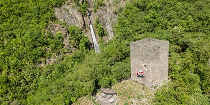 Ausflug mit Kindern - Themenschwerpunkt: Kultur - Naturns, Südtirol - Kröllturm mit Wasserfall Gargazon