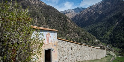 Ausflug mit Kindern - Latsch (Trentino-Südtirol) - Ringmauer des ehemaligen Klosters - Kartäuserkloster "Allerengelsberg" - Klosteranlage Karthaus