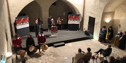 Ausflug mit Kindern - Witterung: Bewölkt - Sarntal - Eröffnungsfeier der Ausstellung "Die Tiroler Medici", die im Turm von Schloss Maretsch zu sehen ist. - Schloss Maretsch