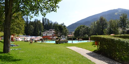 Ausflug mit Kindern - Ausflugsziel ist: eine Sportanlage - Österreich - Ansicht Weg zum Schwimmbad - Freibad Steinach a. Br. 