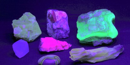Ausflug mit Kindern - Witterung: Bewölkt - Mineralien unter UV-Licht - Felsenmuseum Bernstein