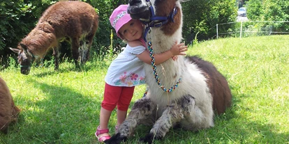 Trip with children - outdoor - Austria - Kuscheln mit Schecki - Striok's Lamas