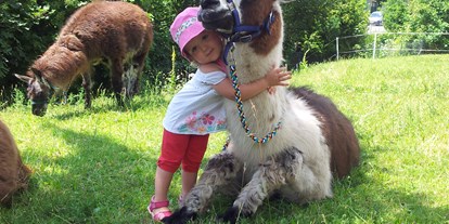 Ausflug mit Kindern - Kleinhöflein im Burgenland - Kuscheln mit Schecki - Striok's Lamas