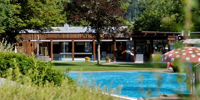 Trip with children - Ausflugsziel ist: ein Bad - Austria - Schwimmbad mit Restaurant und Sich auf die Sonnnenterrasse - Waldbad Dellach im Drautal