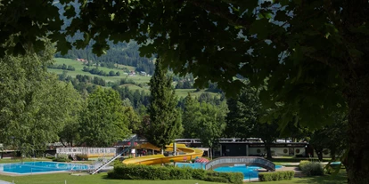 Ausflug mit Kindern - Bad: Freibad - Österreich - Blick auf das Erlebnisbad - Waldbad Dellach im Drautal