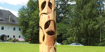 Ausflug mit Kindern - Nockberge - Die Skulpturen von Österreichs größtem Holzskulpturenpark sind von hoher künstlerischer Qualität wie diese von Thomas Lüscher, Schweiz - Schloss Albeck – Café-Restaurant - Kulturzentrum