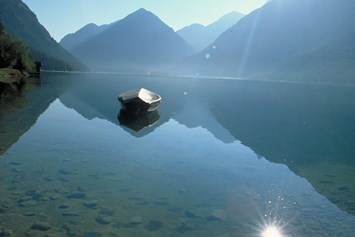 Ausflugsziel: glasklares Wasser, naturbelassen und mit strahlendem Sonnenschein - das gibts nur am Heiterwanger See - Badesee Heiterwanger See