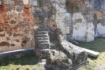 Ausflugsziel: Reste einer Treppe auf der Hochburg Reichenstein - OÖ Burgenmuseum Reichenstein