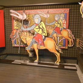 Ausflugsziel: Darstellung eines Ritters mit Ausstellungsstücke rund um Ritter und Pferd. - OÖ Burgenmuseum Reichenstein