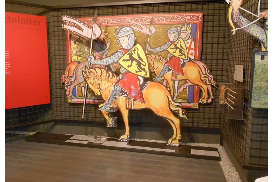 Ausflugsziel: Darstellung eines Ritters mit Ausstellungsstücke rund um Ritter und Pferd. - OÖ Burgenmuseum Reichenstein