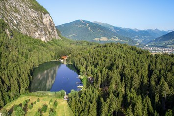 Ausflugsziel: Luftaufnahme des Tristacher See oberhalb von Lienz - Naturbadesee Tristacher See