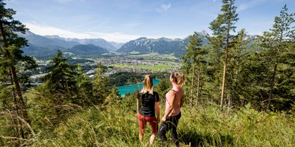 Ausflug mit Kindern - Tannheim (Tannheim) - Ausblick zum Badesee Urisee
 - Badesee Urisee