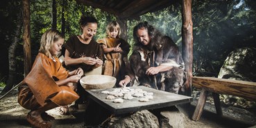Ausflug mit Kindern - Alter der Kinder: über 10 Jahre - Tiroler Oberland - Steinzeitfamilie beim Brotbacken im Ötzi-Dorf - Ötzi-Dorf und Greifvogelpark