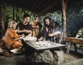 Ausflugsziel: Steinzeitfamilie beim Brotbacken im Ötzi-Dorf - Ötzi-Dorf und Greifvogelpark